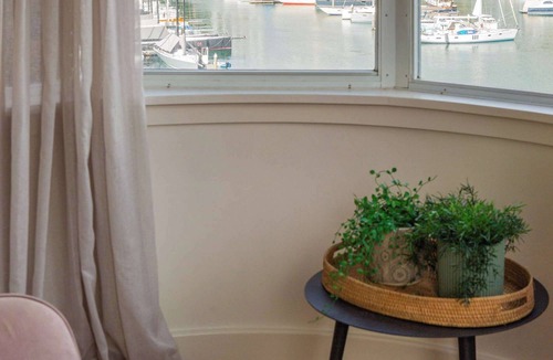 Elizabeth Bay Apartment | Large Comfortable Deco Apartment with Marina Views
