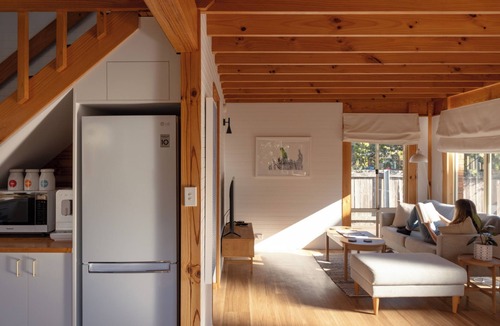 Bellerive Cottage | Lemon Tree | Walk to the beach! | Pet Friendly | Free Parking | Eco Friendly