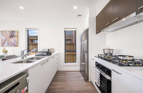 Leppington House | Leppington 5Br house near Woolworths/Tran station