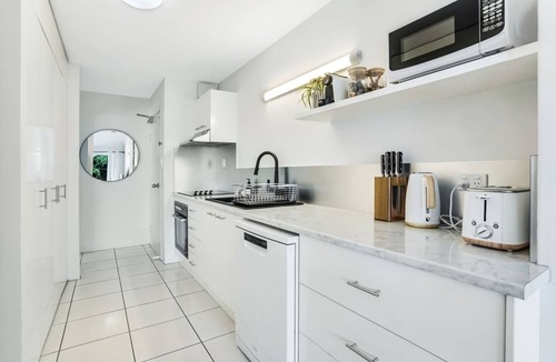 Cairns North House | Leumeah - Charming City Retreat with Sunset Views & Pool Near Esplanade