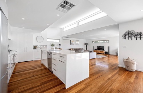 McCrae House | Lighthouse Views, McCrae - Stunning views of bay and lighthouse