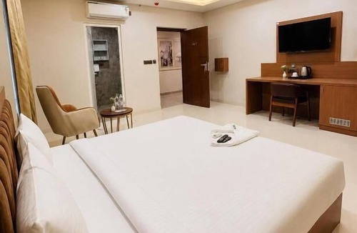 Amer Fort Road Hotel | Lime tree Hotels & Banquet Jal mahal Jaipur