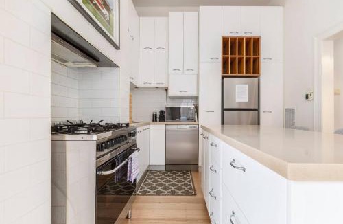 Albert Park House | Little Ogrady - City to Sand Couples Retreat
