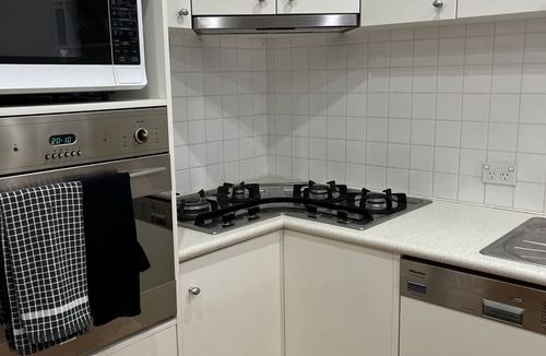 Bendigo House | Little Red Cheerful 4 bed Home CBD Bendigo