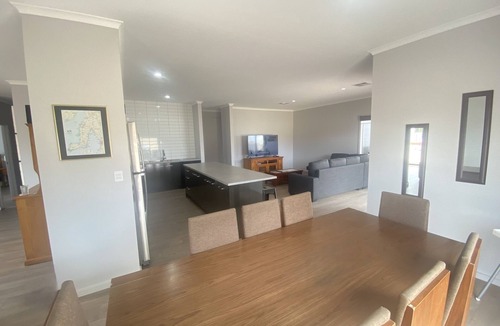 Melville House | Lofty's Shack - Modern 3 bedroom, Free WiFi!, Off peak special!