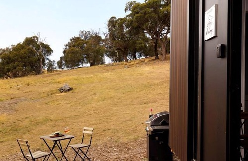 Chintin Cabin | Lovely Tiny House with Outdoor Bath and Great Landscape Views in Victoria