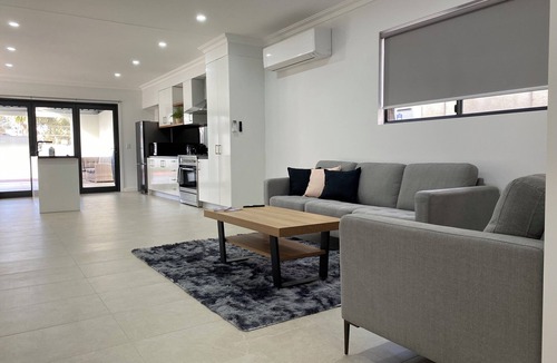 Broken Hill House | Lux Modern 4 Bedroom home 3 minuts to all Sopping centres