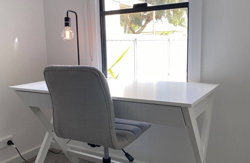 Broken Hill House | Lux Modern 4 Bedroom home 3 minuts to all Sopping centres