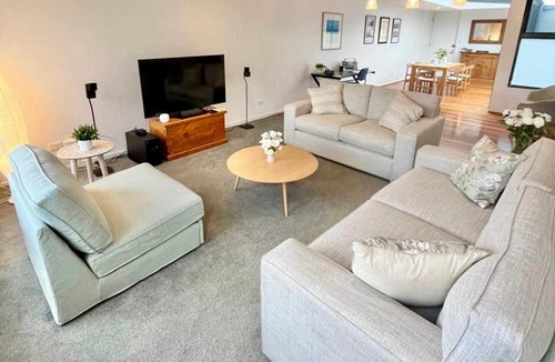 Crows Nest Apartment | Luxe 2BR 2bath & Terrace with Parking, Metro at 200m