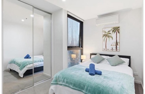 Melbourne Central Business District Apartment | Luxe 3BR CBD Sky-Home near Flagstaff Gardens