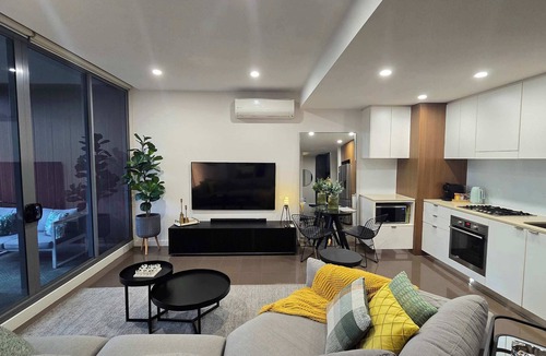 Waterloo Apartment | LUXE Waterloo 1 bed with parking, gym & pool