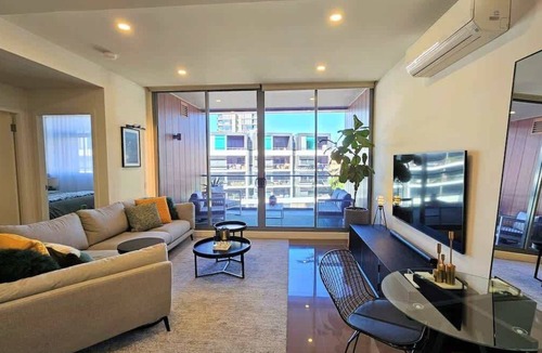 Waterloo Apartment | LUXE Waterloo 1 bed with parking, gym & pool