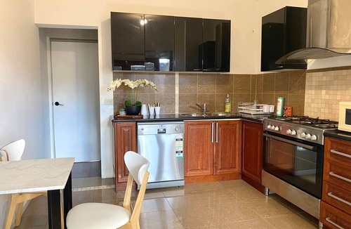 Seddon Apartment | Luxurious 3 bedroom townhouse with 2 bathrooms kitchen laundry and courtyard