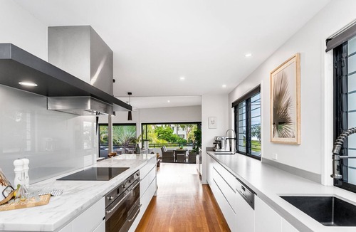 Currumbin House | Luxurious Beachside Oasis with Ocean Views and a swimming pool, Wifi and linen included