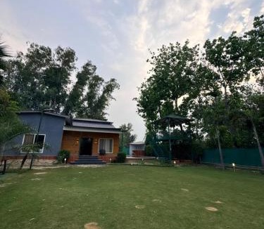 Noida House | Luxurious Farm
