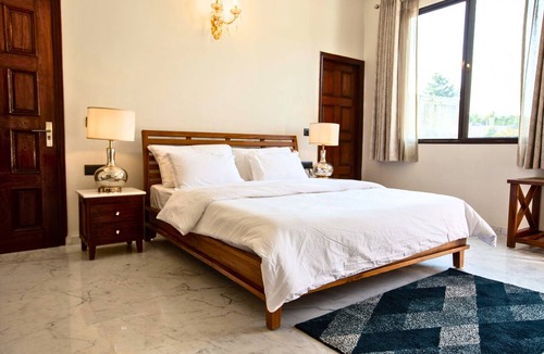 Sainik Farm Apartment | Luxurious Italian Family House: 3 Large Ensuite-Bedrooms With Private Balconies