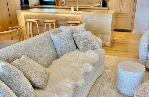 Kangaroo Point Apartment | Luxury 2BR Apt, Pool, Parking, Skye Kangaroo Pt