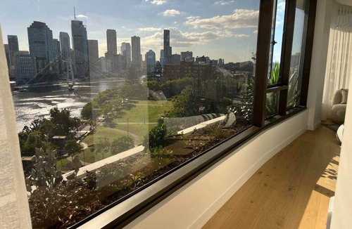 Kangaroo Point Apartment | Luxury 2BR Apt, Pool, Parking, Skye Kangaroo Pt