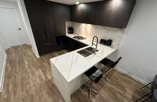 Main Beach Apartment | Luxury 2BR t2 Bath Apartment · Ocean Views · Main Beach