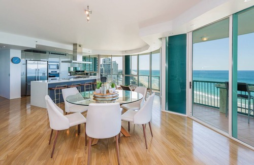 Main Beach Apartment | Luxury Oceanfront 3 Bedroom Platinum Sub-Penthouse