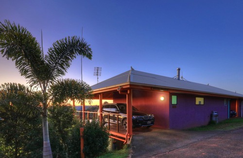Balmoral Ridge House | Luxury self-contained villa with two rooms, king and queen beds, double spa, fireplace, and kitchen.