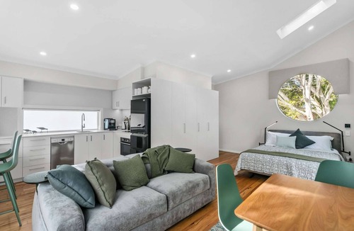 Nedlands Apartment | Luxury studio set in the trees, close to hospitals, Uni, and Cat buses