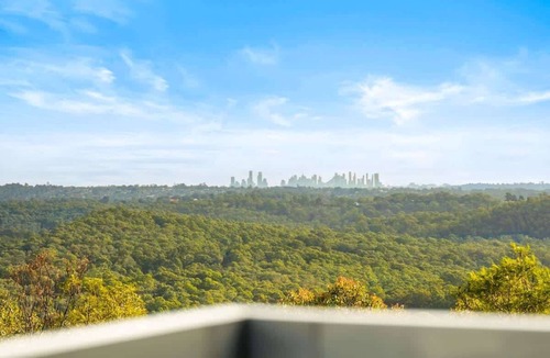 North Warrandyte House | Luxury Warrandyte Retreat w Pool, Views & Theatre