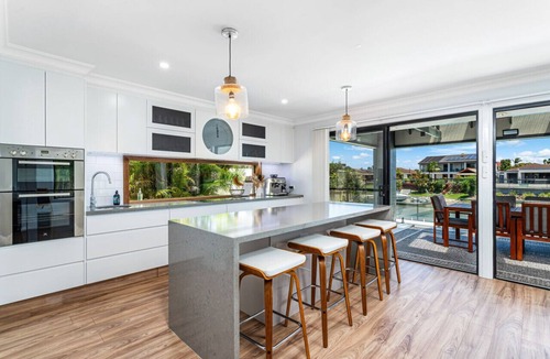 Sorrento House | Luxury Waterside Oasis