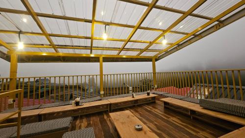 Old Manali Hostel | Manali Mountain View Hotel - Balcony, Garden & Parking