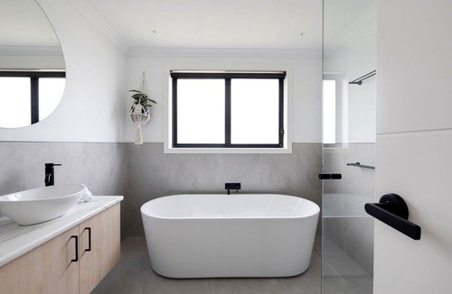 Myrtleford House | Maple Cottage - Bright, Luxurious & Modern