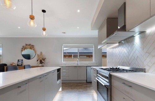 Echuca House | Maple House - Echuca Holiday Homes
