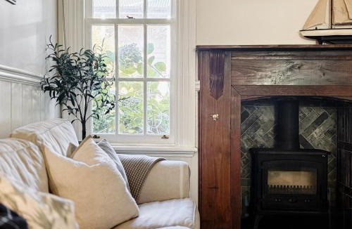 Daylesford House | MARIGOLD COTTAGE Charming 1870s central Daylesford cottage