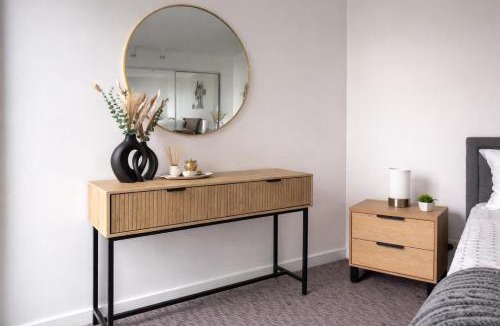 Docklands Apartment | Marvel Stadium Views 2BR, Parking, Pool & Gym