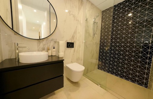 Eastgardens Apartment | Massive 2Bedroom Apt with Golf and city views