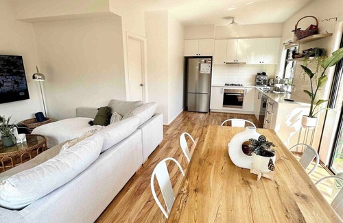 Oak Park House | Melbourne home, close to Airport & Train Station