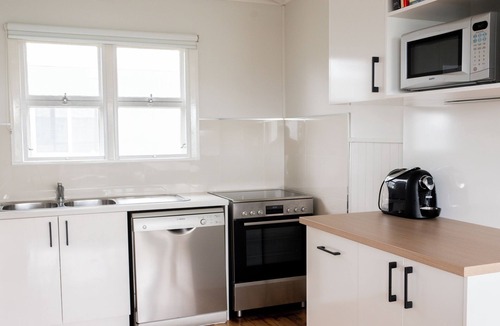 Metung House | Metung Holiday House | Family & Pet Friendly, Cosy Coastal downtown stay