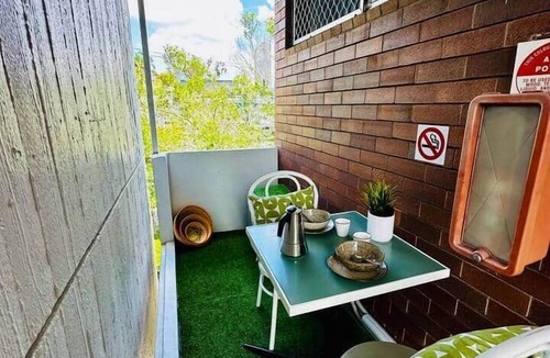 Kangaroo Point Apartment | Mid-Century Pad - 1 bed/1 bath/1 car 10 min CBD