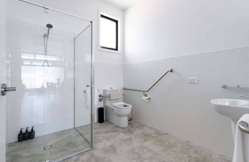 Hillcrest Apartment | Minimalist Studio Near Burnie | Clean & Cozy
