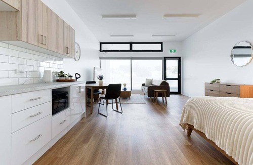 Hillcrest Apartment | Minimalist Studio Near Burnie | Clean & Cozy