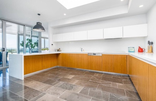 Capital Hill Apartment | Modern 3BR Home 5 mins away from Parliament House