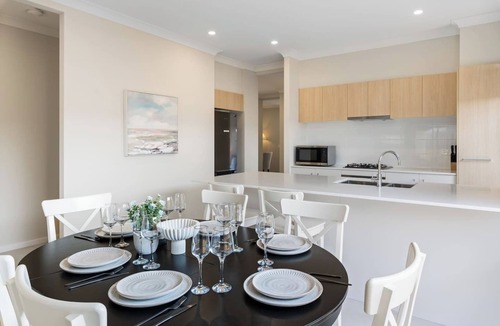 Brisbane House | Modern 4BR Home in Peaceful White Rock Community