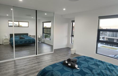 Guildford House | Modern and Spacious Queen Room with Attached Bathroom - NR2