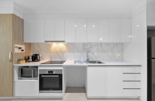 Rockingham Apartment | Modern Apt with Balcony & Fast Wi-Fi, Near Beach