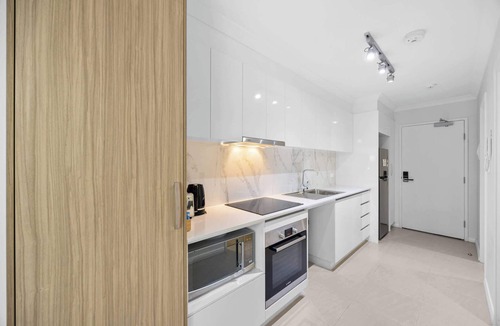 Rockingham Apartment | Modern Apt with Balcony & Fast Wi-Fi, Near Beach
