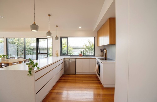 Kingston Beach House | Modern Beach House— short stroll from the beach, parks, cafes + restaurants.