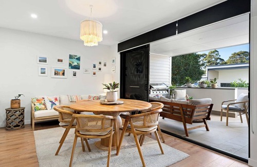 Whitebridge House | Modern Fernleigh Track Home - Walk to Shops and Cafes