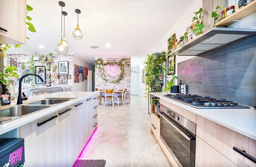 Beechboro House | Modern King Suite Private Ensuite, Double Shower, 75″ TV & Free Parking