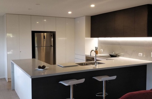 Torquay House | Modern Luxury 4bdr Beach house Family Friendly. NBN. 2 Smart TV’s, New Kitchen