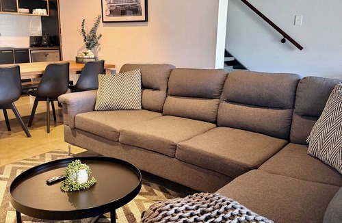 Australind House | Modern New Yorker Inspired Townhouse~ Full kitchen-Fast Wifi- Near Bunbury