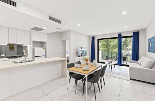 Macgregor Apartment | Modern Retreat 2 Ensuite Bedrooms + Walk to Shops